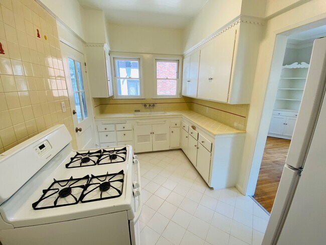 Foto del edificio - 631 S Detroit St