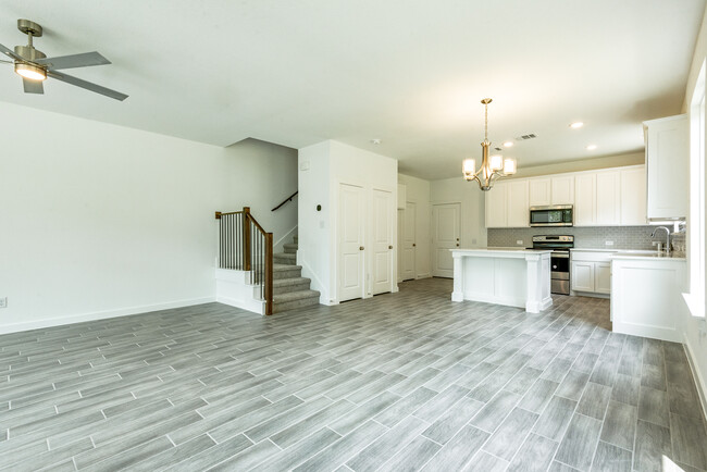 Dining area - 333 Oakbend Dr