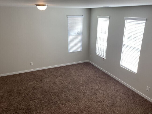 Building Photo - Beautiful Brick 3 Story, 3 Bedroom Townhom...