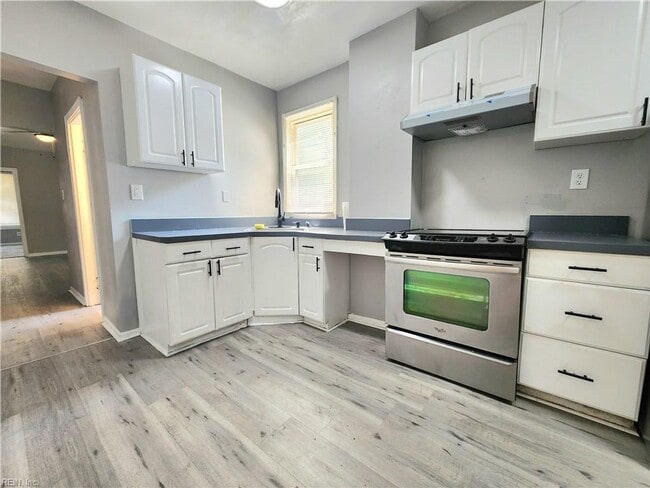 Building Photo - Completely Remodeled 3 Bed Downstairs Duplex