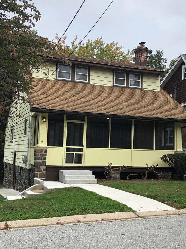 Building Photo - 11 W Holly Oak Rd