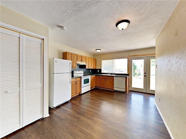 Building Photo - 627 McKown Dr