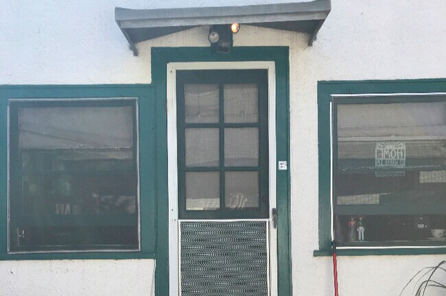 Puerta principal - 1236 10th St