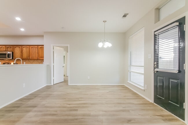 Building Photo - 1204 Juniper Ln