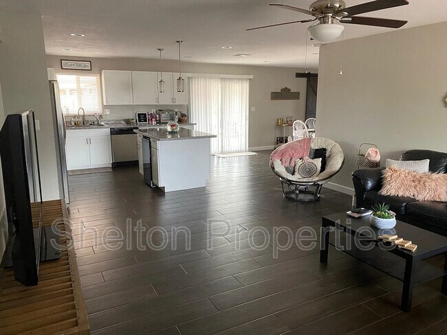 Foto del edificio - 1421 S Roberts Rd