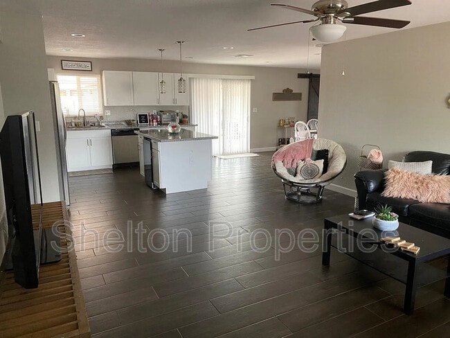 Photo - 1421 S Roberts Rd House