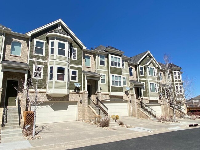 Vista frontal en una calle tranquila - 3680 S Beeler St