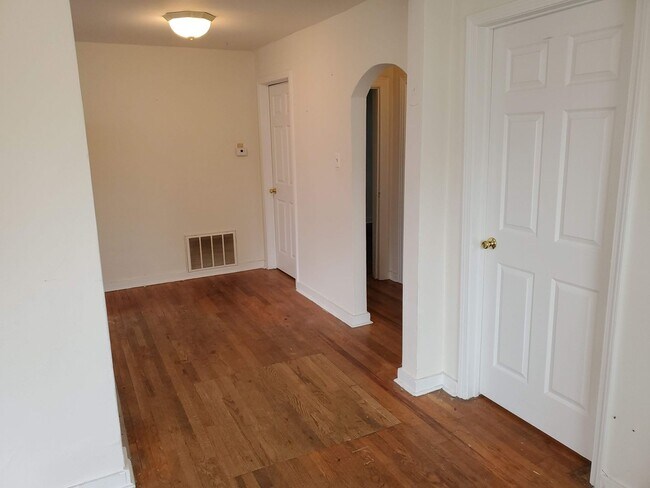 Foto del edificio - 2 bd, 1 ba house, hardwoods, new paint, fe...