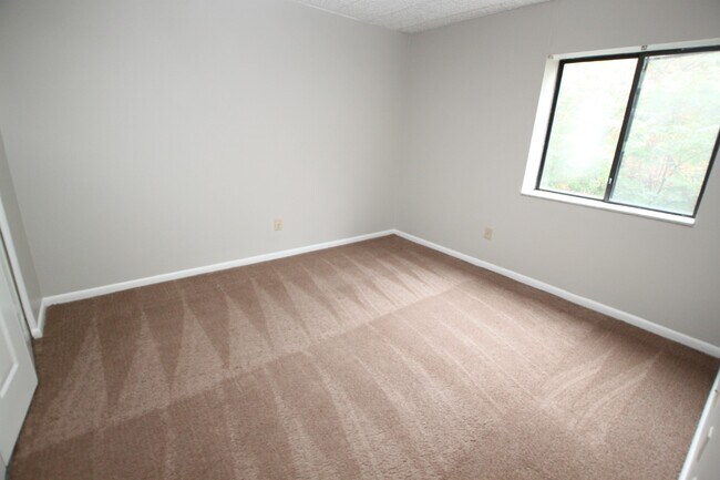 Building Photo - 910 McKnight Cir