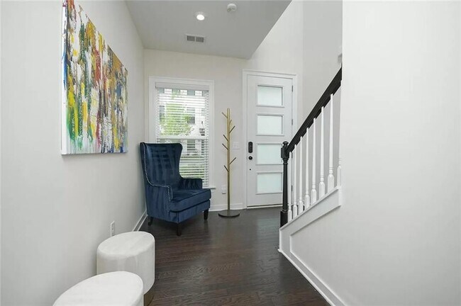 Foto del edificio - 2048 Holtz Ln