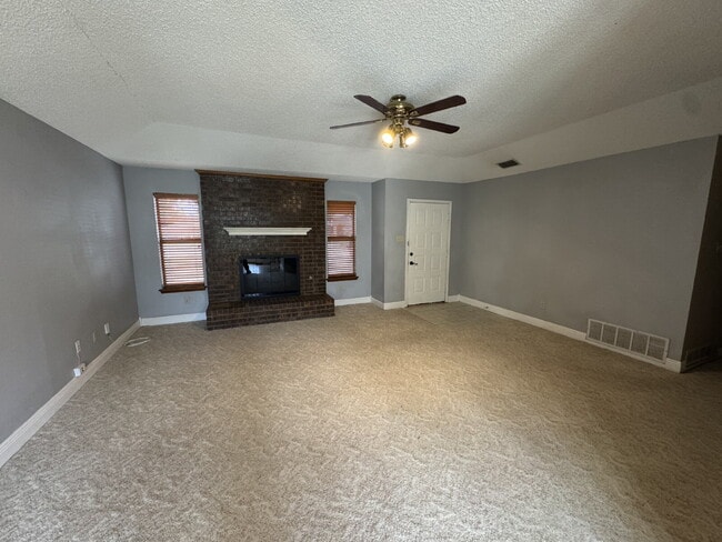 Foto del edificio - House Located On Cul-De-Sac & Within Minutes Of Wal-Mart & W. Loop 289!