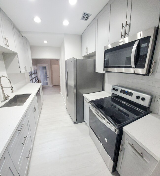 Building Photo - 2517 SW 32nd Ave