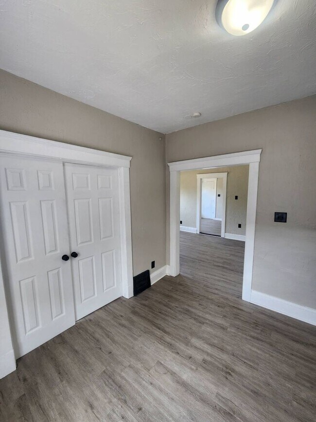 Foto del edificio - 2531 E 80th St