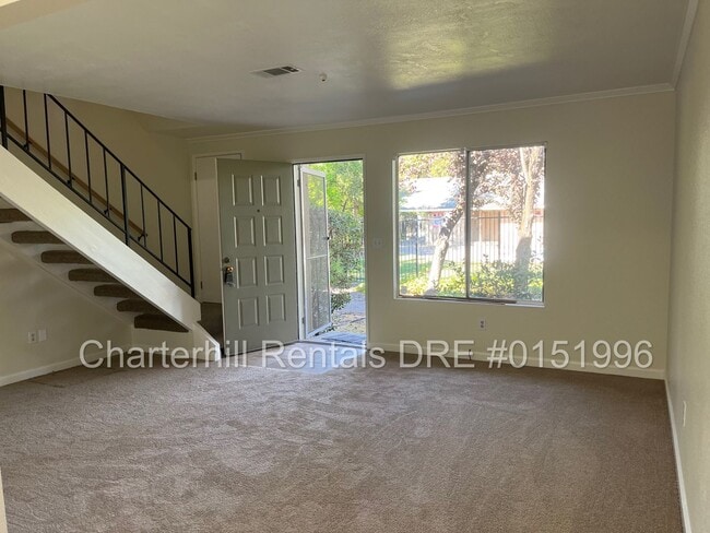 Building Photo - 2 bedroom/1.5 bath townhome with new kitch...