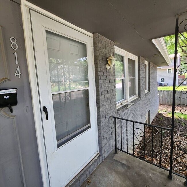 Foto del edificio - 3 Bedroom / 2 Bathroom Duplex Home in Blue...