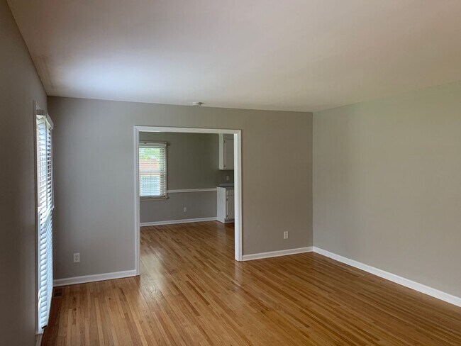 Building Photo - Charming 4 bedroom, 2 bath Ranch Style home located in Churchill Downs!