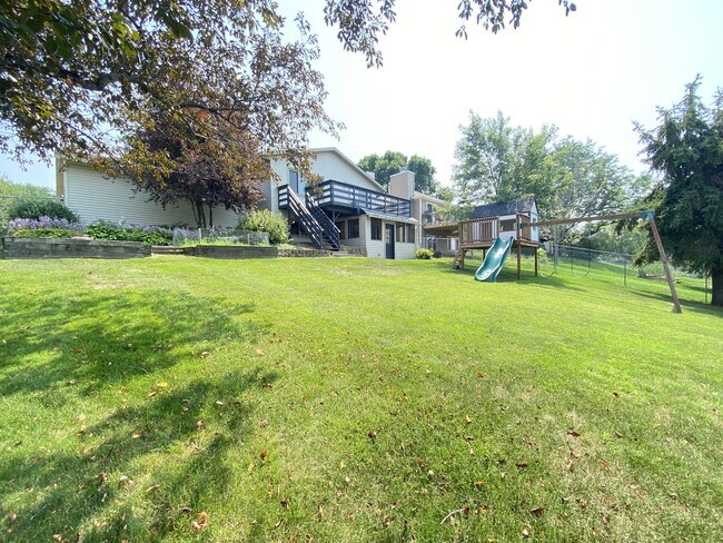 Building Photo - 1007 Chalet Dr NW