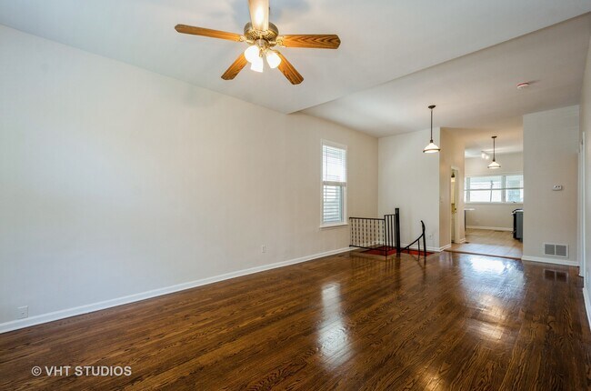 Building Photo - 2640 N Burling St