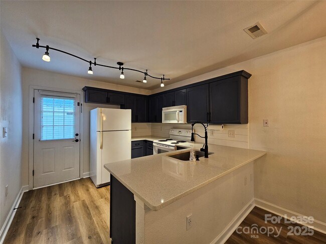 Foto del edificio - 2039 Shady Pond Dr