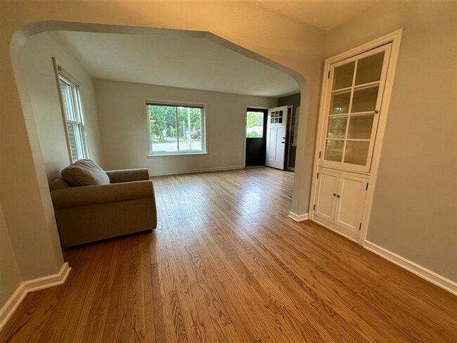 Building Photo - Beautiful 2 Bedroom Apartment in Milwaukee