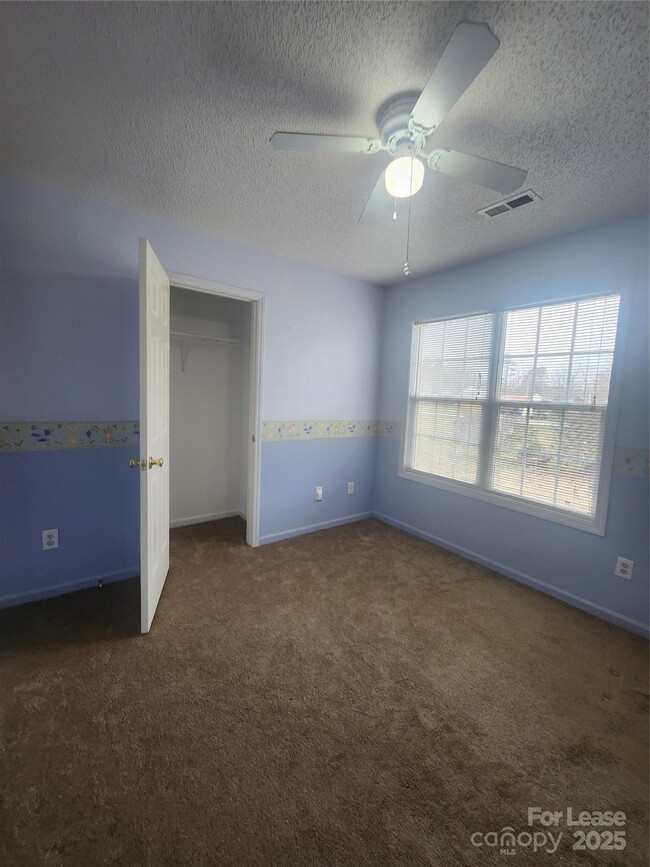 Foto del edificio - 7106 Windsong Way