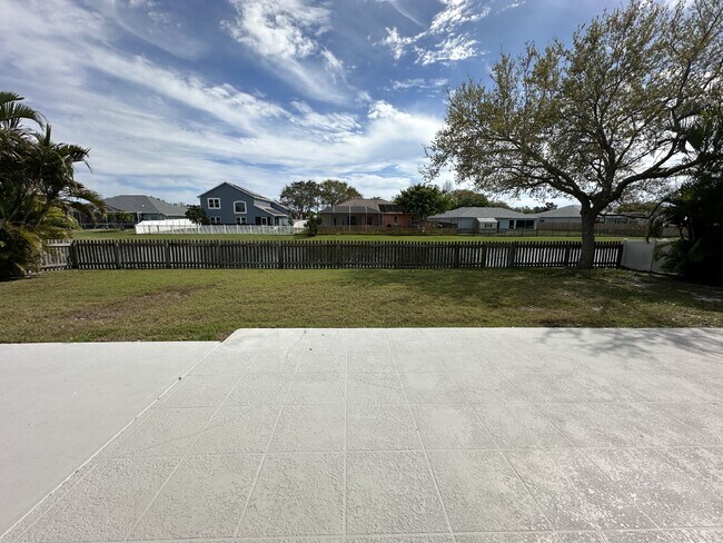 Foto del edificio - Spacious 4-Bedroom Home in Melbourne, FL w...