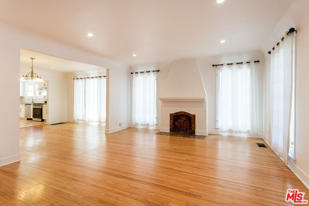 Foto principal - 840 S Curson Ave