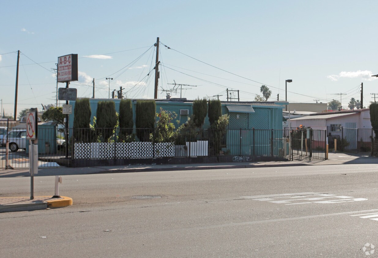 Foto del edificio - 8006 Atlantic Ave