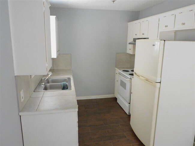 Foto del edificio - 4827 Pine Ave