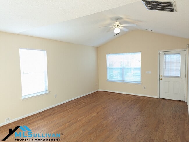 Foto del edificio - 5015 Silhouette Dr