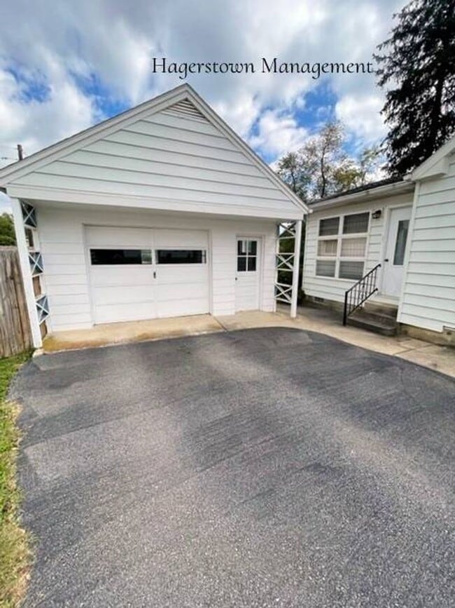 Building Photo - Charming Cape Cod in Halfway