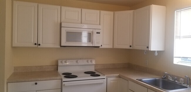 Building Photo - 6305 Skylark Ln