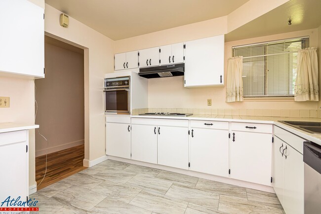 Building Photo - Lovely Cul-De-Sac Home | Private Yards