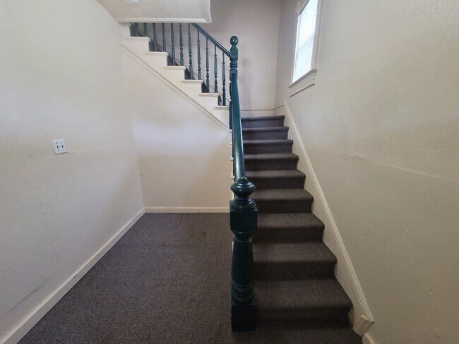 Building Photo - SW 3 bedroom 1 bath duplex with 1 stall ga...