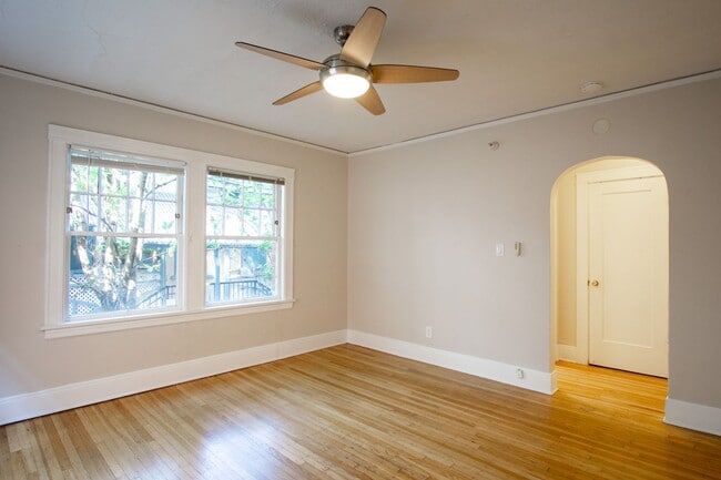 Building Photo - Gleaming Hardwoods in Spacious Studio Read...