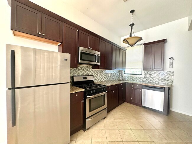 Building Photo - 687 Bergen Ave