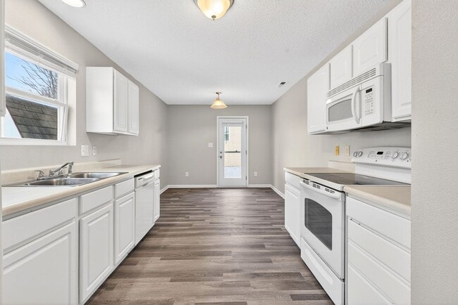 Building Photo - Gorgeous 3 Bed 2 Bath in Quiet Neighborhood!