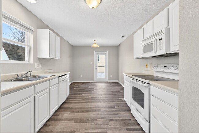 Foto del edificio - Gorgeous 3 Bed 2 Bath in Quiet Neighborhood!