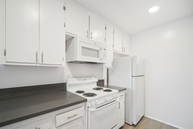 Interior Photo - 18411 Vincennes Street