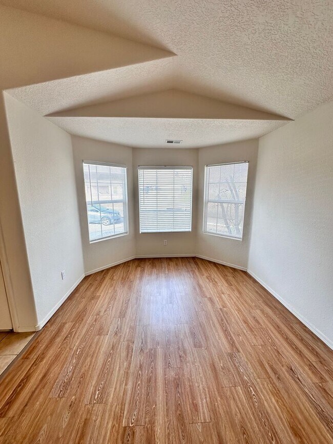 Foto del edificio - 4 Bedroom 2 Bathroom 2 Car Garage located ...