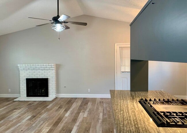 Building Photo - 1403 E Sunnyview Ave