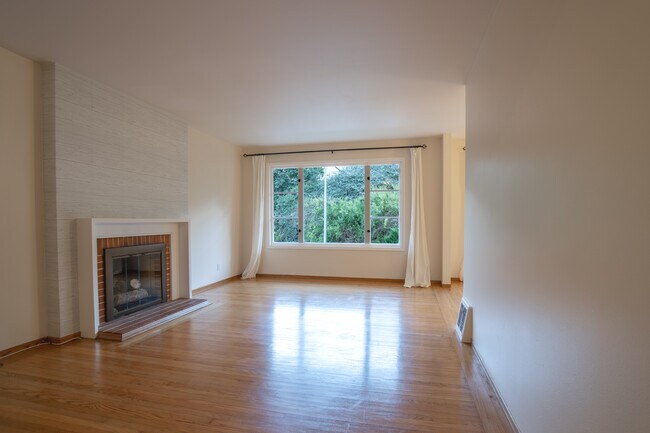 Building Photo - 127 Starview Way
