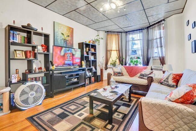 Foto del edificio - 60-81-81 69th Ave