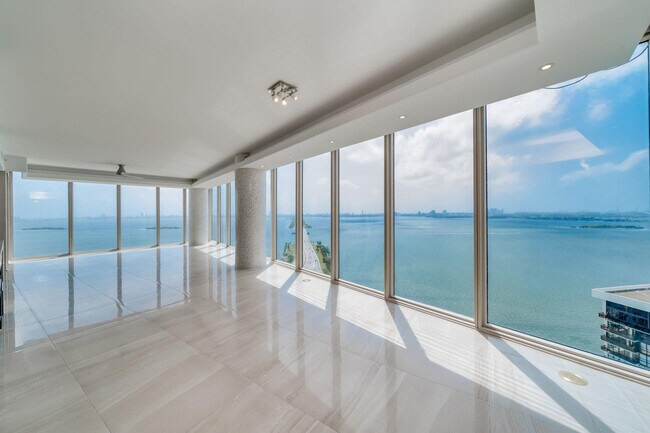 Foto del edificio - 601 NE 36th St