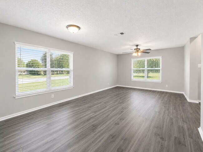 Foto del edificio - Completely updated Ventura beauty with over 2,000 square feet, TWO living areas, and a downstairs...