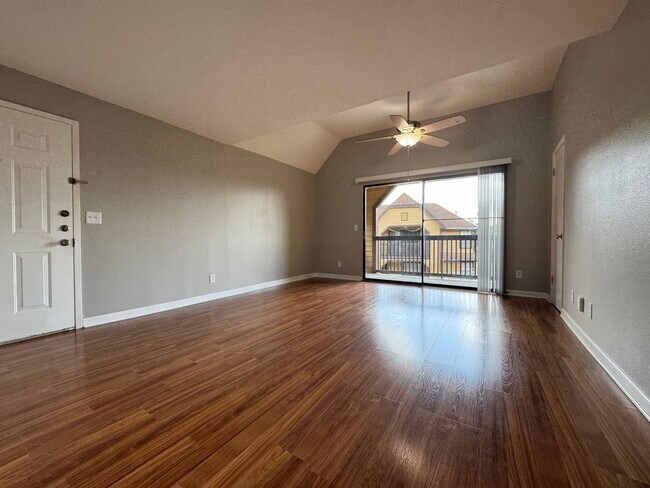 Foto del edificio - Altamonte Springs Top Floor Condo ~ Gated Waterfront Community ~ Must See!