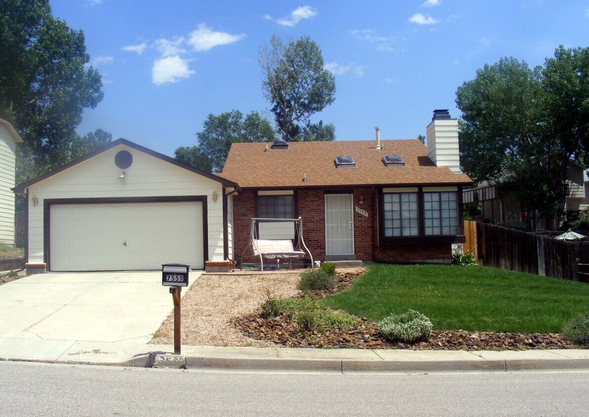 Primary Photo - Beautiful 3 bedroom, tri-level home availa...