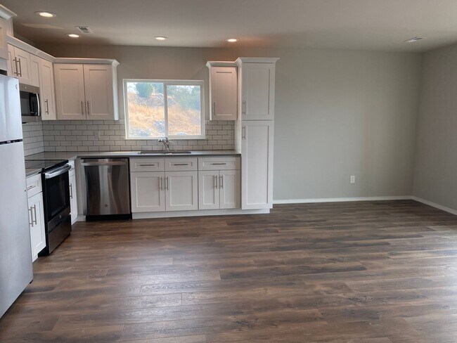 Building Photo - 51 Phoebe Ln