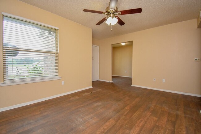 Foto del edificio - 1220 Heritage Dr