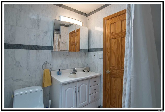 Foto del edificio - 59-90-90 Fresh Pond Rd